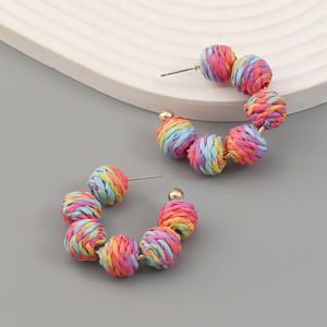 Boucles d'oreilles tissées mode tissé raphia géométrique sphérique coloré boucles d'oreilles pour femmes Uionen 1048 - Product Image 3