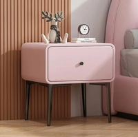 Table de chevet moderne italienne de luxe en bois massif avec cadre en cuir PU, chargeur sans fil intelligent, deux tiroirs, pieds en métal pour chambre à coucher