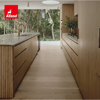 Panneau de placage en chêne massif blanc sur mesure Alland pour projet de villa, armoire de cuisine avec îlot rainuré de forme ronde pour nouvelle maison de ville