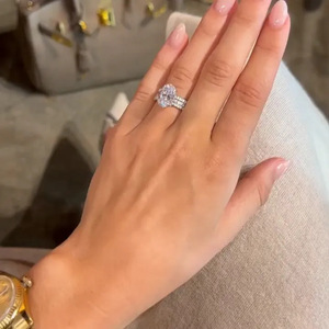 Set di Tre Anelli Geometrici di Lusso per Donna, Elegante Ornamento per Mani, Ideale per Matrimoni e Fidanzamenti - Product Image 3