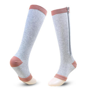Chaussettes de compression à fermeture éclair 15-20 mmHg à bout ouvert - Product Image 3