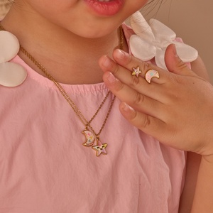 Set di Gioielli per Bambine con <span class=keywords><strong>Collana</strong></span> e Orecchini Luna e Stella in Acciaio Inossidabile Ipoallergenico - Product Image 1