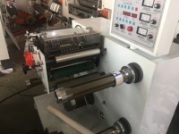 Machine automatique de découpe, de laminage et de refendage de rouleaux d'étiquettes, machine de refendage de rouleaux d'étiquettes adhésives