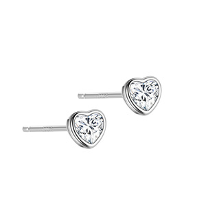 Boucles d'oreilles en argent sterling 925 en forme de cœur |   Plaqué or 18 carats |   Centre en zircon étincelant |   Bijoux romantiques pour femmes et filles - Product Image 4
