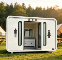 Module de toilettes insonorisé préfabriqué avec panneau sandwich isolé et finition extérieure imitation bois, unité modulaire pour usage urbain extérieur