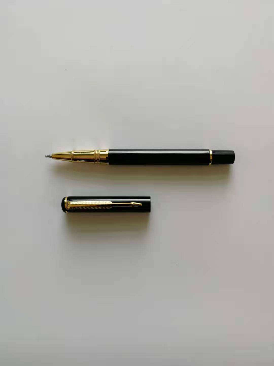 ปากกาหมึกซึมสีดำมันวาว