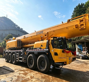 Grue sur camion de marque chinoise 90m, hauteur de levage 200 tonnes, équipée d'un moteur, d'une boîte de vitesses et d'un moteur électrique, moment de charge élevé XCA200G8-1 - Product Image 2