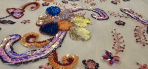 Tissu perlé de luxe en polyester 100% avec motif de maille tissé à la main en zircon pour vêtements de mariage du fournisseur indien - Product Image 2