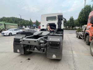 Camión Tractor Usado Sinotruk Euro2 Diésel 4X2 con Volante a la Izquierda, HOWO de 10 Ruedas, Capacidad de Carga de 21-30T, 371hp, Cámara Trasera de 360° - Product Image 4