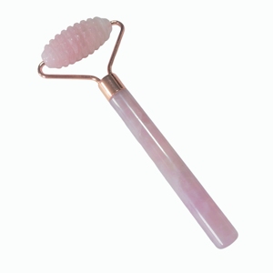 ลูกกลิ้งนวดหน้าโรสควอตซ์ธรรมชาติ หัวเดียว ด้ามยาว แบบมีหนาม - Product Image 1