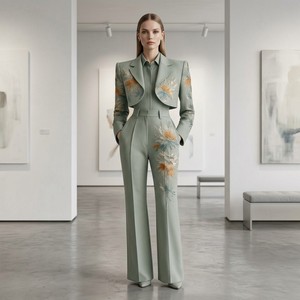 Completo Tre Pezzi da Donna con Bolero Corto Ricamato, Pantaloni a Gamba Larga, Elegante per Ufficio, Verde Salvia e Oro, Lussuoso Personalizzato Jinyuan - Product Image 5