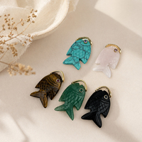 Pendentifs et breloques en or 18 carats sculptés à la main en forme de poisson avec pierres précieuses (Topaze, Agate, Jade) – Design simple pour colliers et boucles d'oreilles, idéal comme cadeau