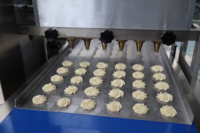 Machine à biscuits de remplissage de confiture de fraises Machine de dépôt de biscuits Machine semi-automatique de fabrication de biscuits mous