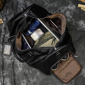 Bolsa de Viaje de Cuero Unisex Negra con Cierre de Cremallera, Correa Ajustable y Gran Capacidad - Product Image 3