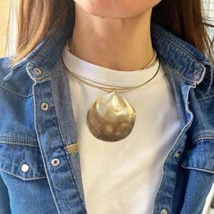 Collier pendentif grand format en perle de coquillage de luxe à la mode, acier inoxydable, or 18 carats, vintage, exagéré, épais, pour femmes - Product Image 6
