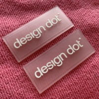 Patch en caoutchouc transparent avec logo surélevé de forme libre, étiquette en caoutchouc PVC transparent pour ligne de couture déprimée pour jean