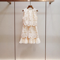 Robe droite deux pièces à col rond sans manches, longueur au-dessus du genou, avec empiècements floraux ajourés
