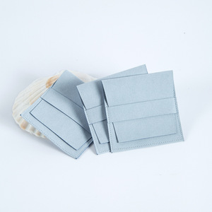 Pochette à bijoux rectangulaire en microfibre velours bleu clair 8x8cm avec fermeture à pression pour emballage de bracelets, vente en gros - Product Image 5