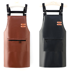 Tablier <span class=keywords><strong>de</strong></span> <span class=keywords><strong>cuisine</strong></span> léger en cuir PU réglable et anti-graisse avec grande poche Tablier <span class=keywords><strong>de</strong></span> chef <span class=keywords><strong>de</strong></span> nettoyage pour femmes en stock - Product Image 1