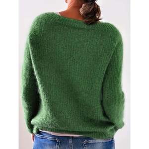 Pull en maille douce à col bateau vert brossé pour femme - Product Image 3