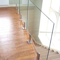 Rampe en verre pour escalier moderne avec panneaux en verre trempé sans cadre et supports de base en acier inoxydable