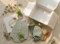 Ensemble cadeau bébé KAIYUE, barboteuse en mousseline de coton vert sauge style bohème et hochet dinosaure pour nouveau-né