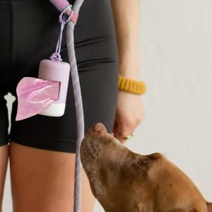 Distributeur de sacs poubelles Huamaohengchun avec revêtement doux au toucher de qualité supérieure |   Ouverture de distribution élargie, design élégant bicolore - Product Image 4