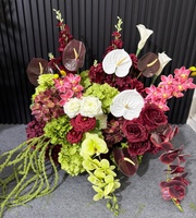 A-2013 Composition florale réaliste en soie artificielle vert et rouge bordeaux pour allée de mariage, décoration d'événements et de fêtes