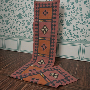 Tapis de couloir géométrique Kilim fait main en laine et acrylique, à poils moyens, avec envers en latex, rectangulaire, écologique, tufté à la main, pour usage domestique - Product Image 1