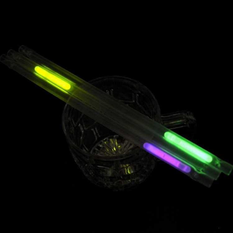 Партия светятся в темноте питьевые соломки, палке с подсветкой соломенная шляпа