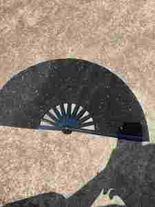 Abanico de Kung Fu Ecológico Grande de 33 cm, Artesanía de Bambú con Brillantina, Pintado a Mano, Artículo Promocional para Fiestas - Product Image 5