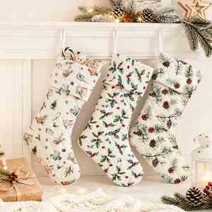 Chaussette de Noël matelassée personnalisée Monogramme 18 pouces, motif Baies de houx nordiques et Cône de pin, en toile verte, sac cadeau de décoration de Noël - Product Image 6