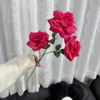 Arrangement mit geprägtem Design für Hochzeitsdekoration, kommerzielle Nutzung & Fotografie-Requisiten 3-Kopf-Diamantrose