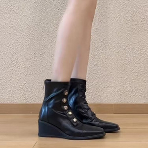 Botas de Cuero Genuino con Plataforma y Tacón de Cuña, Estilo Retro, para Mujer, Estilo Británico, Emblema Metálico, Chic, Casual - Product Image 3