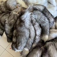 Grossiste Cristal 40cm Grande Queue de Renard Moelleuse Bon Marché Porte-Clés en Fourrure de Renard Haute Qualité Véritable Fourrure de Renard Bleu Naturel Pendentif