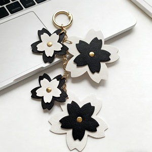Llavero Digital Kuffskin con Diseño de Flor de Cerezo, Estilo Recortado, Ecológico, Forma 3D, Ligero, con Mosquetón, Accesorio Bonito de PU - Product Image 5