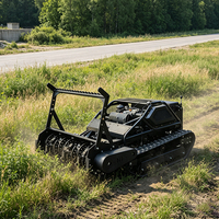Machine de défrichage tout-terrain télécommandée sur chenilles pour l'élimination des mauvaises herbes, de l'herbe et des arbustes en forêt