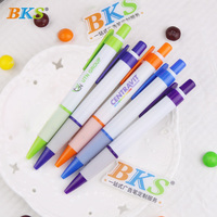 Stylo à bille en plastique léger avec logo personnalisé avec poignée en caoutchouc souple 1.0mm corps de sport pour promotions