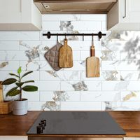 Marbre blanc poli avec effet doré, carrelage mural autocollant imitation pierre pour crédence de cuisine et salle de bain