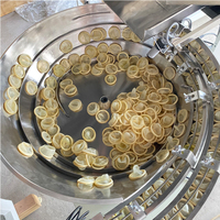 Machine d'emballage automatique haute vitesse pour préservatifs individuels avec gaufrage et collage d'emballages en papier de qualité alimentaire