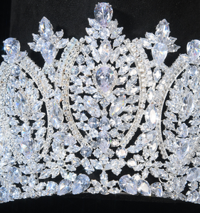 Glamourose corone nuziali in cristallo argentato, tiare regaliere per donne e bambine, ideali per matrimoni, compleanni, balli di fine anno e concorsi di bellezza. - Product Image 6