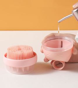 <span class=keywords><strong>Spazzola</strong></span> da bagno <span class=keywords><strong>per</strong></span> animali domestici in Silicone all'ingrosso <span class=keywords><strong>per</strong></span> cani lavaggio <span class=keywords><strong>per</strong></span> massaggio portatile facile da pulire <span class=keywords><strong>spazzola</strong></span> in Silicone morbido <span class=keywords><strong>per</strong></span> la toelettatura dei gatti - Product Image 3