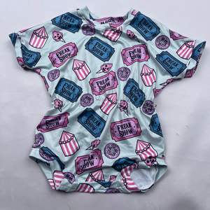 Mono de Verano para Bebé Niña con Estampado de Tigre y Caballo, Diseño Personalizado OEM, Mono de Navidad con Copos de Nieve sobre Cuadros Rojos - Product Image 5