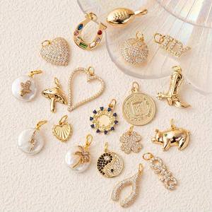 Souvenir de voyage |   Breloques en laiton plaqué or 18 carats pour la fabrication de bijoux |   Passeport, Moulin à vent, Vélo, Taxi, Valise, Pendentif tasse à thé - Product Image 4