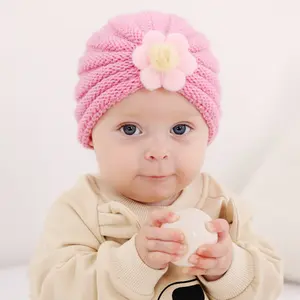 2023 nouveau style chaud bébé hiver chapeaux mignon bonnet en tricot pour bébé avec pompon de même couleur