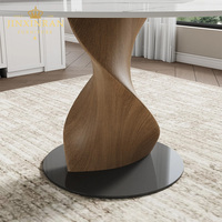 Table à manger ronde en marbre blanc avec piétement en bois torsadé et support en métal noir, style moderne et luxueux pour la maison ou l'hôtel