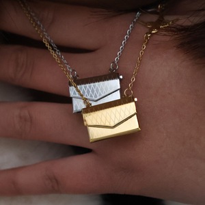 Collier de pigeon volant en acier inoxydable à la mode avec pendentif enveloppe ouvrable plaqué or 18 carats chaîne de clavicule lettre d'amour hirondelle - Product Image 2