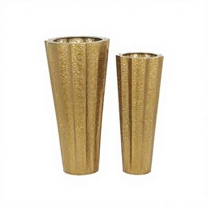 Vase à fleurs en métal artisanal pour table, texture lisse, léger et de haute qualité, pour la mise en forme florale et la décoration - Product Image 1