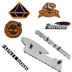 Placas de identificación personalizadas Huihe de aleación de zinc, logotipos metálicos, piezas de fundición a presión para etiquetas de licor y vino - Product Image 1