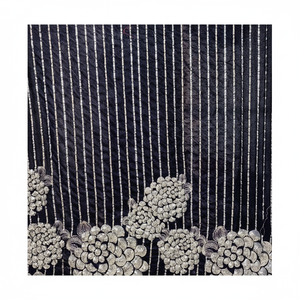 Costumes pakistanais non cousus de créateur élégants Tissu en mousseline de soie respirante Broderie de séquences de fleurs argentées Motif de travail Trame unie - Product Image 1